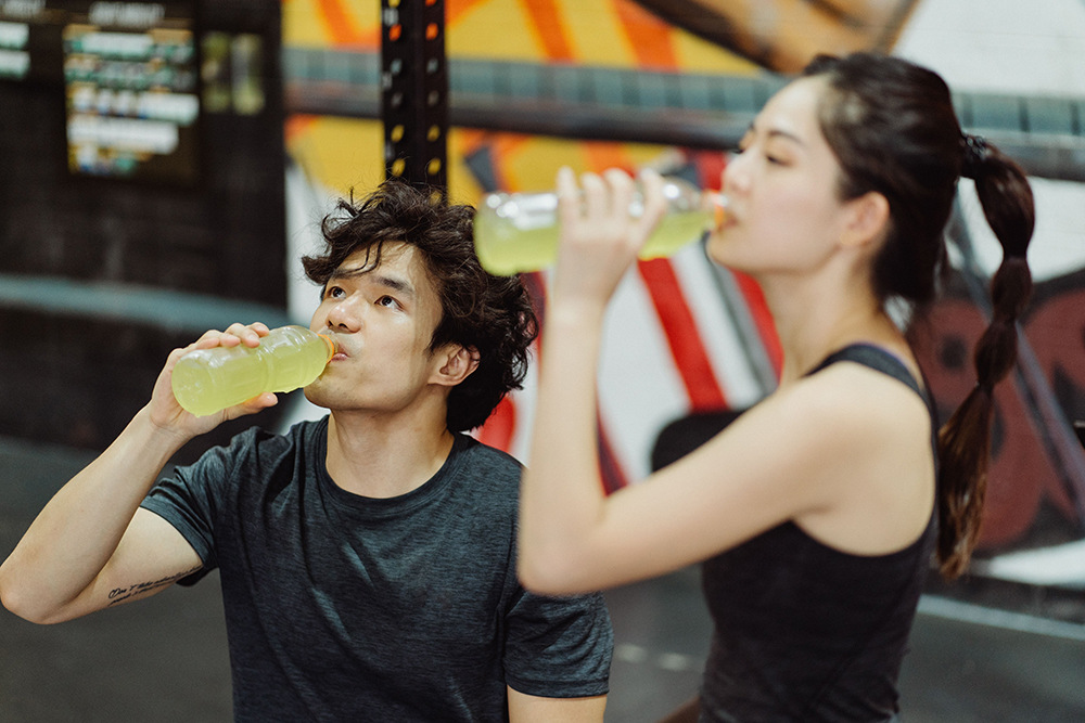 01M4ES0F4311H67XX7WYC3EVK2 people drinking electrolytes